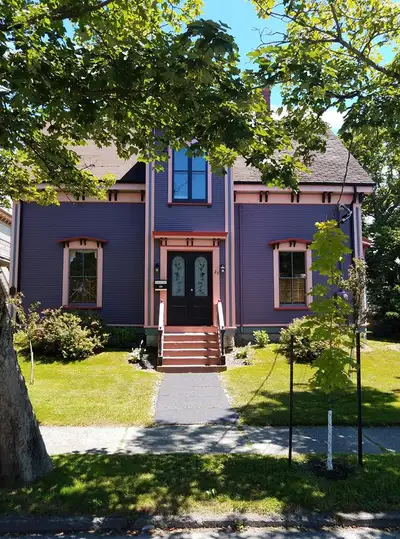 Located in downtown Yarmouth, this beautiful apartment features hardwood/tile throughout, fully appl...