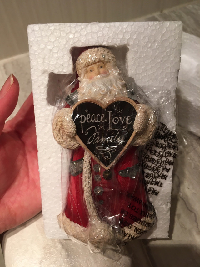 ENESCO - NWT - SMALL COLLECTIBLE WINTER SANTA FIGURINE in Home Décor & Accents in Kingston - Image 4