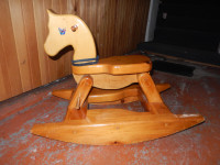 cheval de bois berçant pour enfant