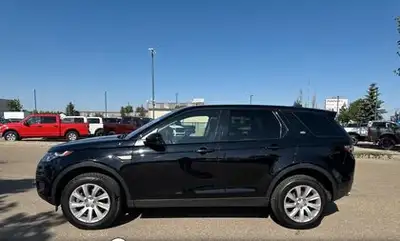 This Land Rover Discovery Sport boasts a Intercooled Turbo Premium Unleaded I-4 2.0 L/122 engine pow...