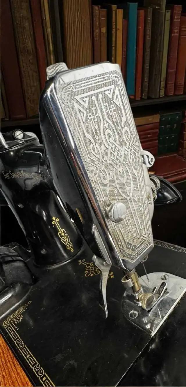 singer featherweight sewing machine 221 in Hobbies & Crafts in Saskatoon - Image 5