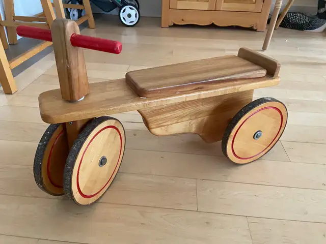 Petit vélo d’intérieur premier âge en bois in Toys in City of Montréal - Image 2