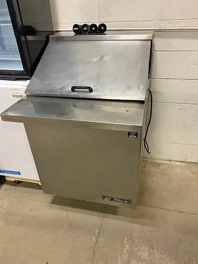 You are viewing a used 27" wide Refrigerated Prep Table Cooler. This True TSSU-27-12M model has been...