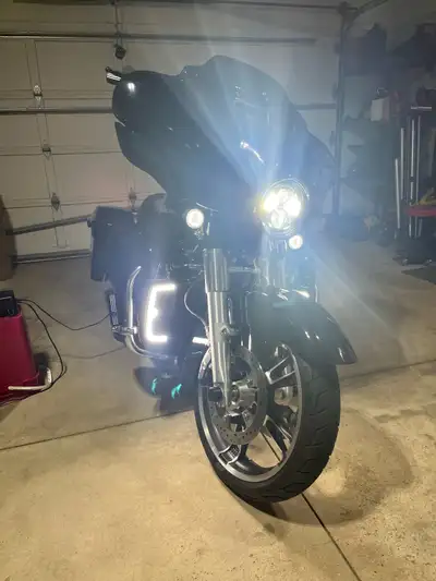 SALE PENDING 2017 Street glide custom Milwaukee eight ABS brakes. Cruise control. excellent conditio...