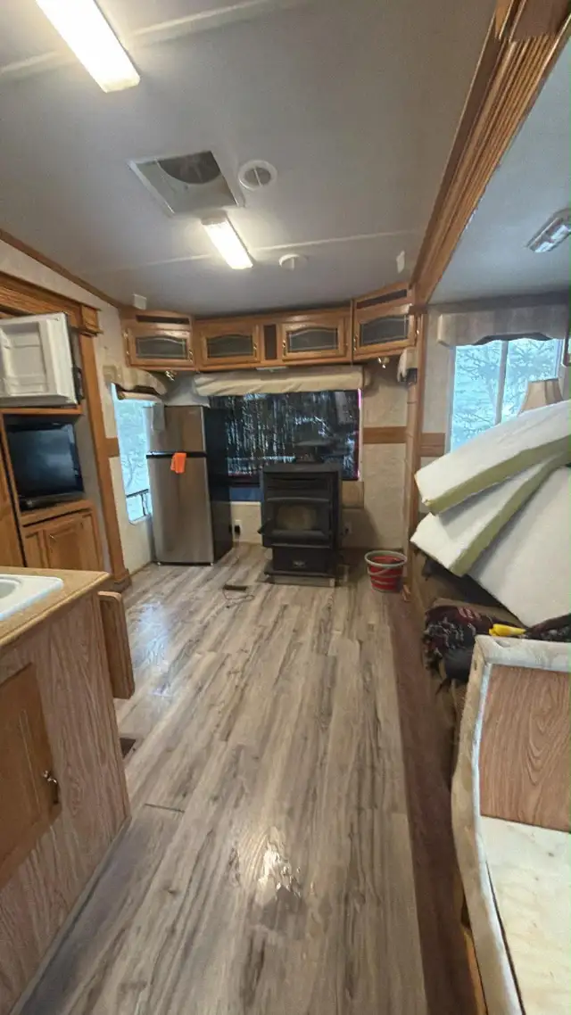 2005 Cedar Creek 33 ft fifth wheel for sale. in RVs & Motorhomes in Grande Prairie - Image 4