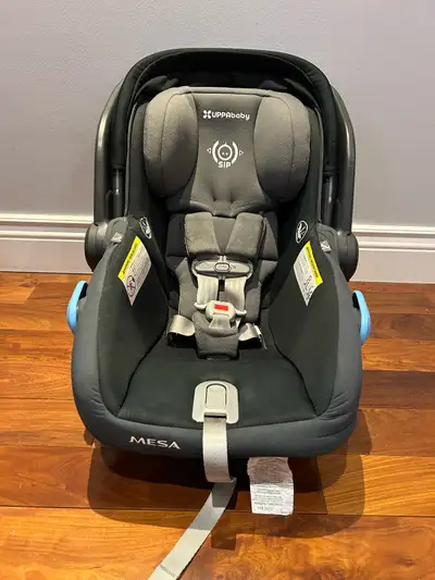 Ensure your little one travels in comfort and safety with this gently pre-owned UPPAbaby MESA infant...