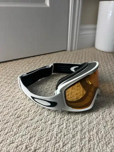 Oakley white ski goggles