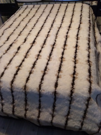 beautiful Italian faux fur king size bed spread Christmas !