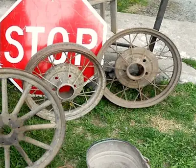- 2 Roues Anciennes de Ford Model A à 25 chaque. Paire de roues en broche de Ford Model A à 25$ ch.,...