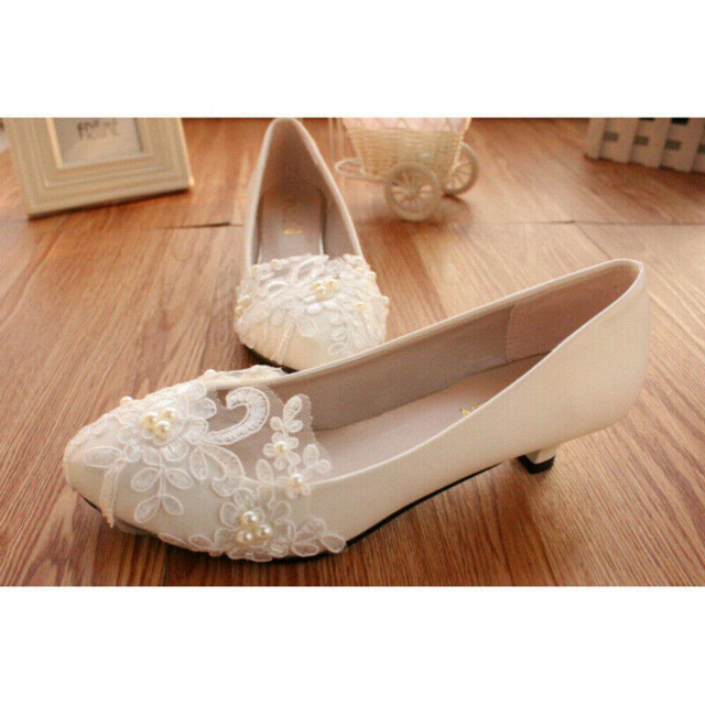 White Wedding Shoes W/ Lace Flowers & Pearls Size 7.5, 8.5 - New dans Femmes - Chaussures  à Région d’Oshawa/Durham - Image 3