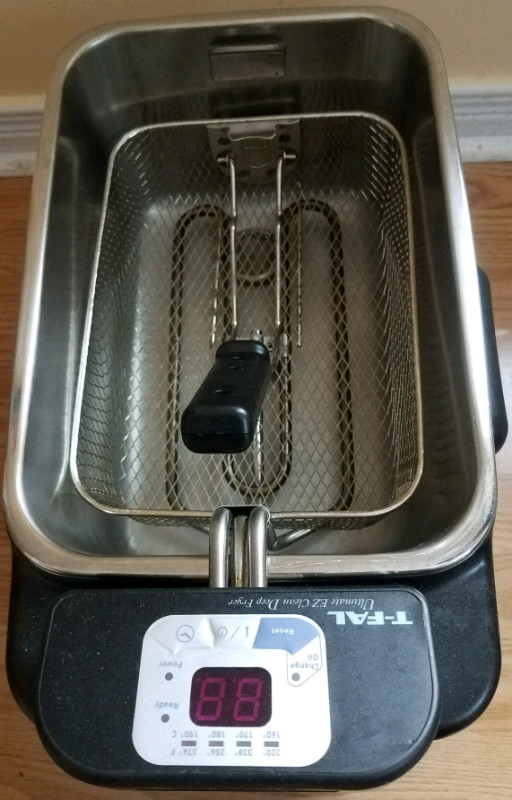 T-Fal ultimate EZ clean deep fryer & Outdoor Folding Table in Other in Oshawa / Durham Region - Image 3