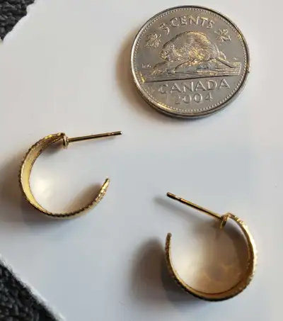 NICE WOMEN'S SMALL PAIR OF GOLD EARRINGS, View more