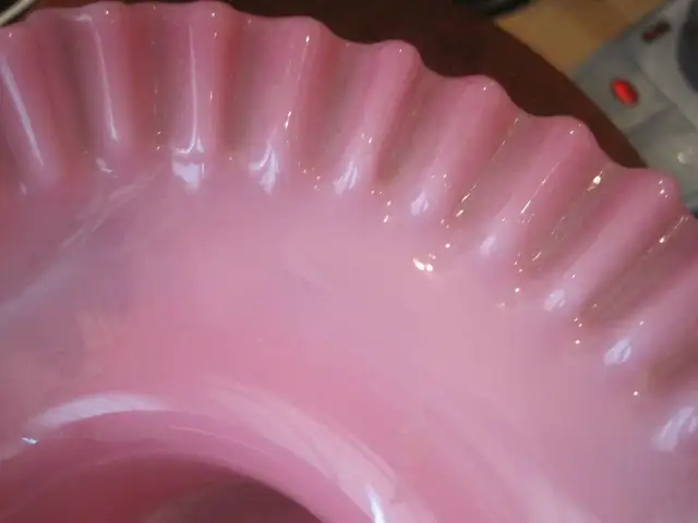 Fenton Peach Crest Glass in Arts & Collectibles in Fredericton - Image 4