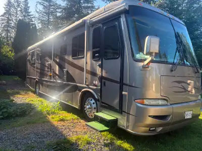 Need to sell because of serious injury! 2004 38 Ft Newmar Kountry Star with a 330 HP CAT. 125000 km....