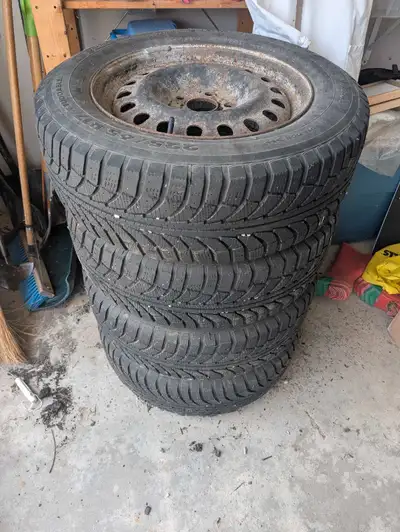 Set of 4 snow tires with rims. Great shape! 225/65 r17