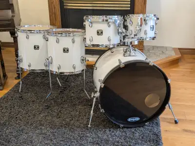 Gretsch Catalina Maple 5-piece drum shell pack, View more