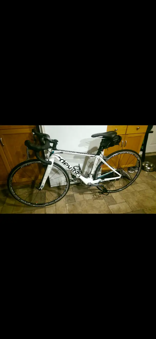 Like new Devinci Carbon Road Bike. Womens