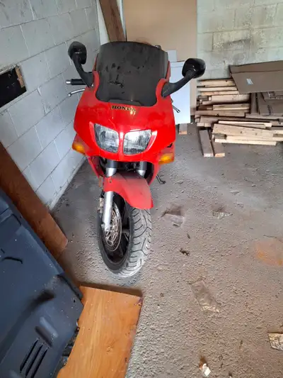 Selling for parts or for someone who wants to fix it Runs but there is a gas leak after the pump