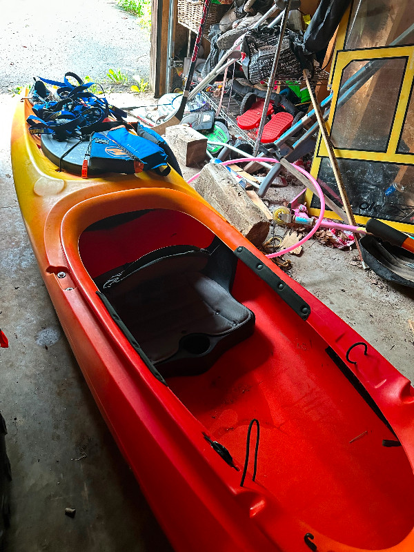 12’ old town kayak in Canoes, Kayaks & Paddles in Moncton - Image 2