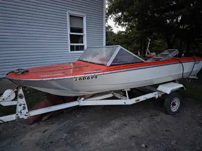 Projet bateau La coque est belle plancher mou Systeme de trime est la et volant aussi ***La remorque...