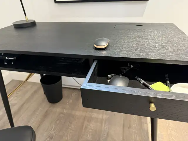 Ensemble de bureau de travail , chaise et lampe in Desks in Longueuil / South Shore - Image 3
