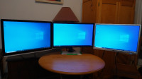 Trois écrans 22" avec support - Three 22" monitors with stand