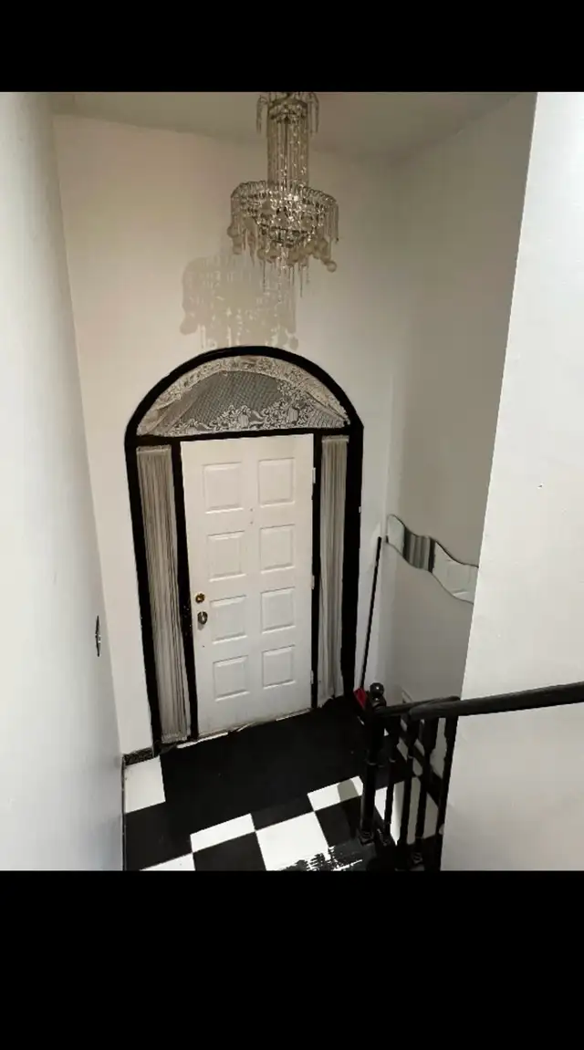 3 Bed, 2 Bath upper level - Square One