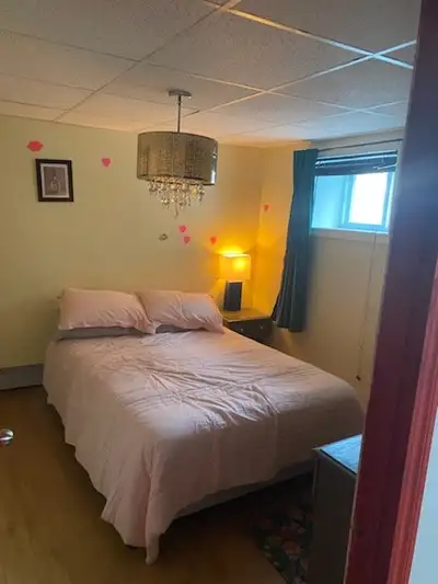 Pour 1 janvier ou avant appartement dans demi sous sol d une residence privé il y a chambre grandeur...