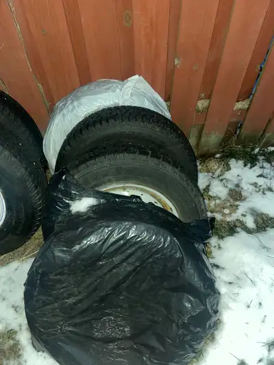 Selling these winter tires on rim, 90% tread and only used for 1 season. Came off a 2008 Mazda 3 GL,...