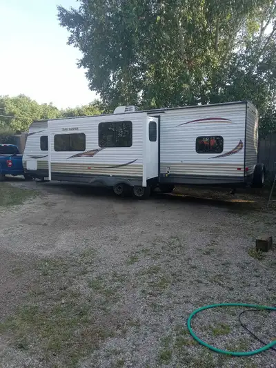 2014 Trail Runner by Heartland Model: 30SLE ( 30ft. ) For Sale $13,750 Has all your standard trailer...