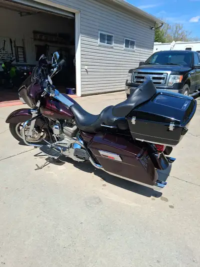 2005 Harley Davidson FLHTI 88 CI with 56143 kilometers, the front end lower legs and the primary cov...