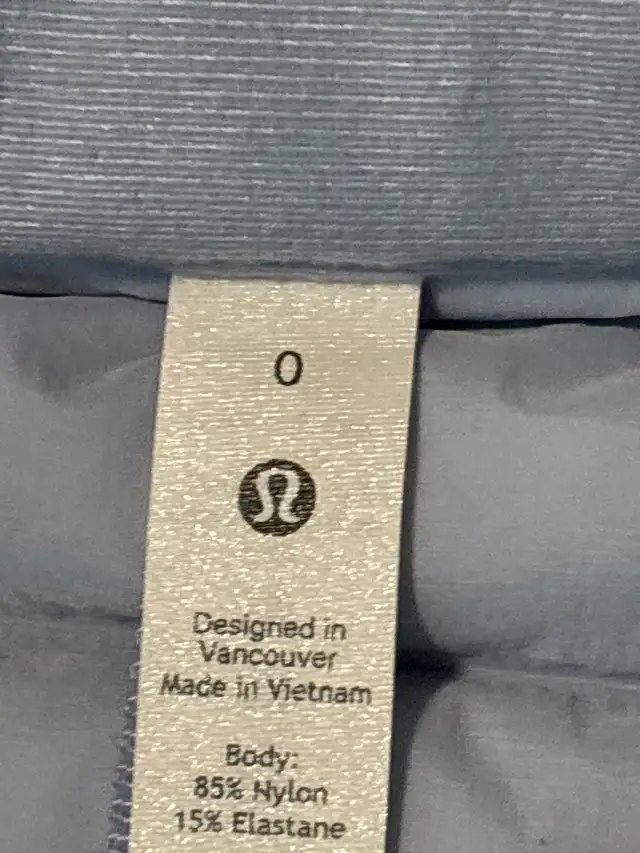 Lulu Lemon Jacket light blue in Kids & Youth in Oakville / Halton Region - Image 4