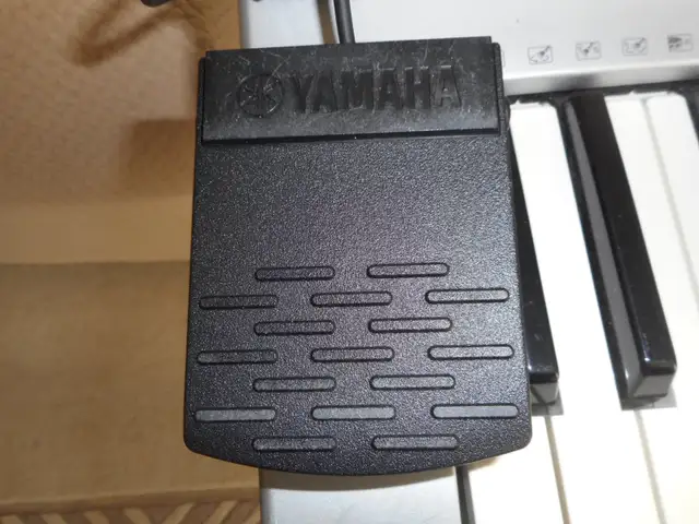 Yamaha YPT-300 61-Key Touch-Sensitive Keyboard Piano Midi w/ Pow in Pianos & Keyboards in Dartmouth - Image 3