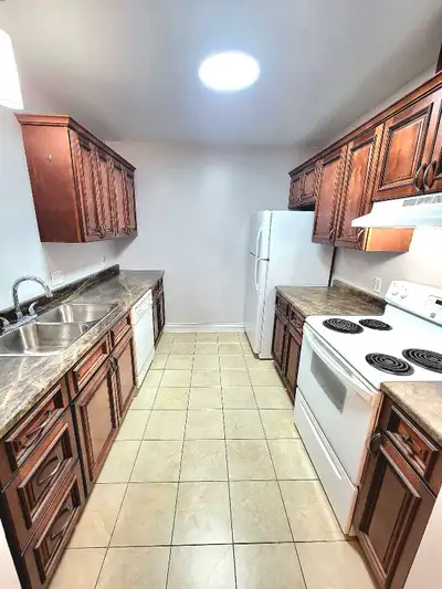 Lg 2 Bed 12f High Seiling NewlyReno UTILITIES INCLUDED*