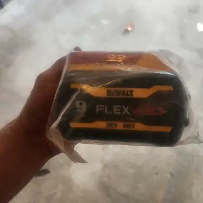 I'm selling a brand new Dewalt Flexvolt 20V/60V 9AH battery, perfect for your power tools. This batt...