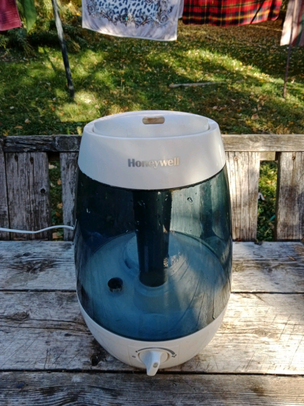 Honeywell Cool Mist Humidifier, Humidity Control, Quiet in Health & Special Needs in Oshawa / Durham Region