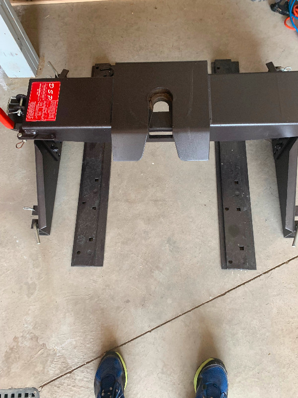 $600.00 cash. DSP 5th wheel hitch. Comes with railings in RV & Camper Parts & Accessories in Edmonton - Image 2