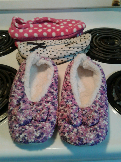 3$ Manifique Pantoufle Purple double fourrure gr. 7-8-9 2$ Pantoufle Rose avec motifs spots blanche...