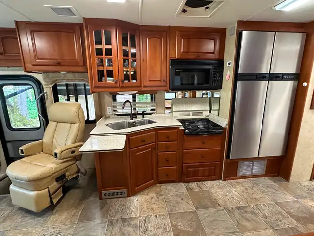 Class A motorhome 2008 in RVs & Motorhomes in Delta/Surrey/Langley - Image 10