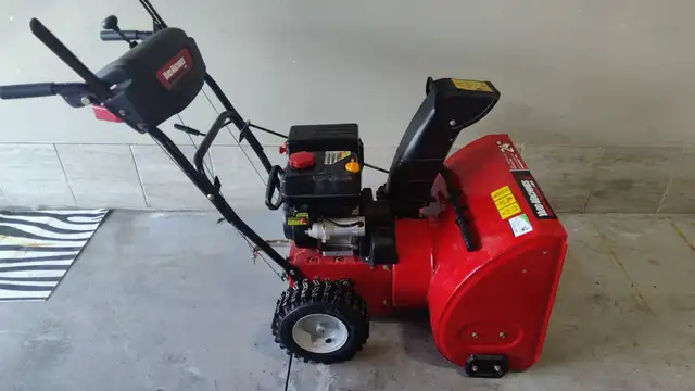 Lightly used 24" Snow blower in Snowblowers in Windsor Region - Image 3