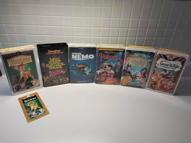 VHS vintage Disney movies snow white sleeping beauty Bambi Nemo dans CD, DVD et Blu-ray  à Granby