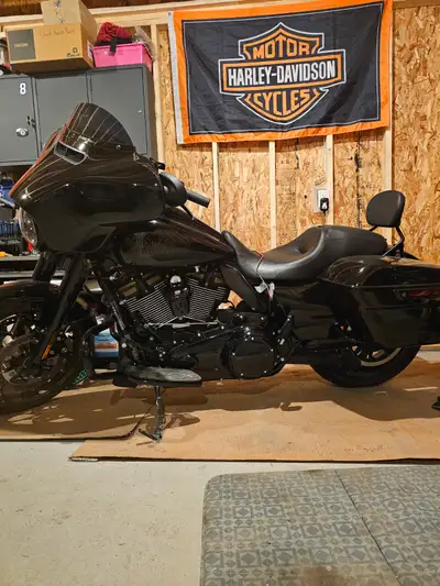 Selling my GENTLY used harley. Came into some financial issues. Kills me to sell. Added air ride sus...