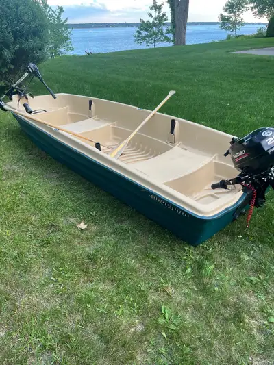 Bateau en fibre 12’ avec moteur 2.5 Suzuki et trolling moteur 40lbs