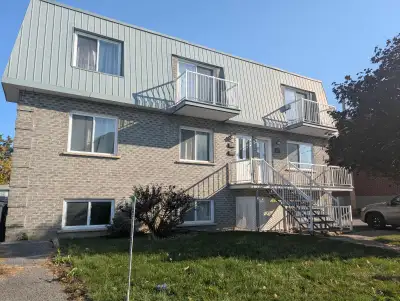 ✨ Superbe 4 ½ à louer — à seulement 10 minutes d’autobus du métro Longueuil! Ce logement spacieux, f...