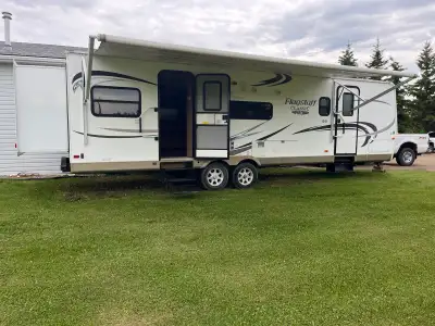 2011 flagstaff 33ft bumper pull travel trailer, sleeps 8, nice spacious unit with main slide out sof...