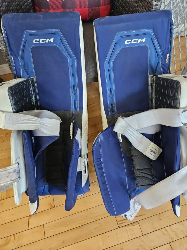 CCM Axis 2.9 Goalie pads (32+1) in Hockey in Calgary - Image 5