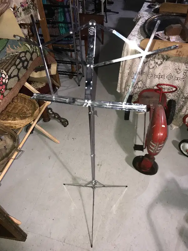 ONE MUSIC STAND FOR SHEETS ADJUSTABLE FOLDABLE in Other in Mississauga / Peel Region - Image 3