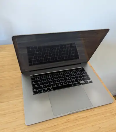 Excellent-condition MacBook Pro 16” with maxed-out specs - 32 GB RAM - 500 GB disk space - AMD Radeo...