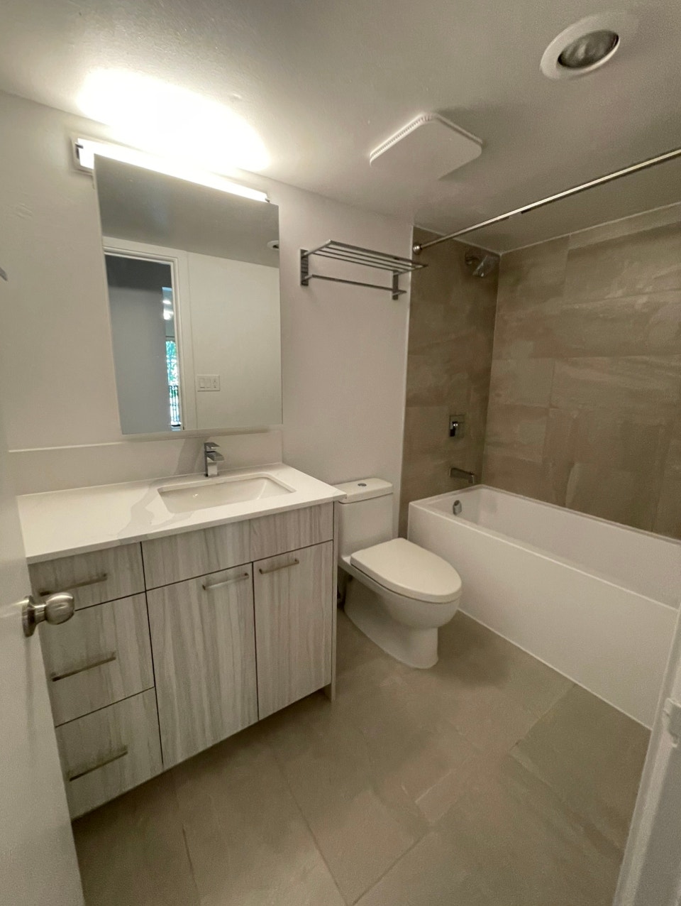 2 bedroom - 910ft - Spacious 2 Bedroom Apartment 3