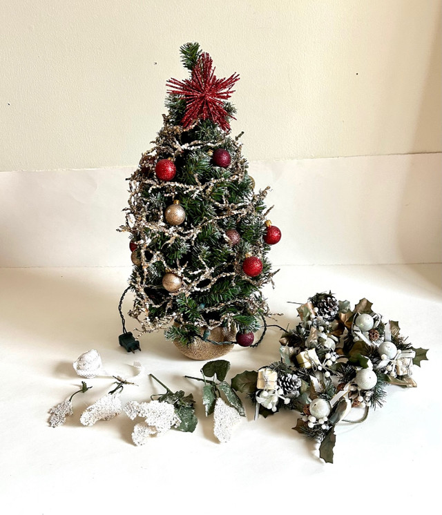 Petit sapin de Noël (20 pouces) et deux ensembles de décorations dans Décoration intérieure et accessoires  à Longueuil/Rive Sud